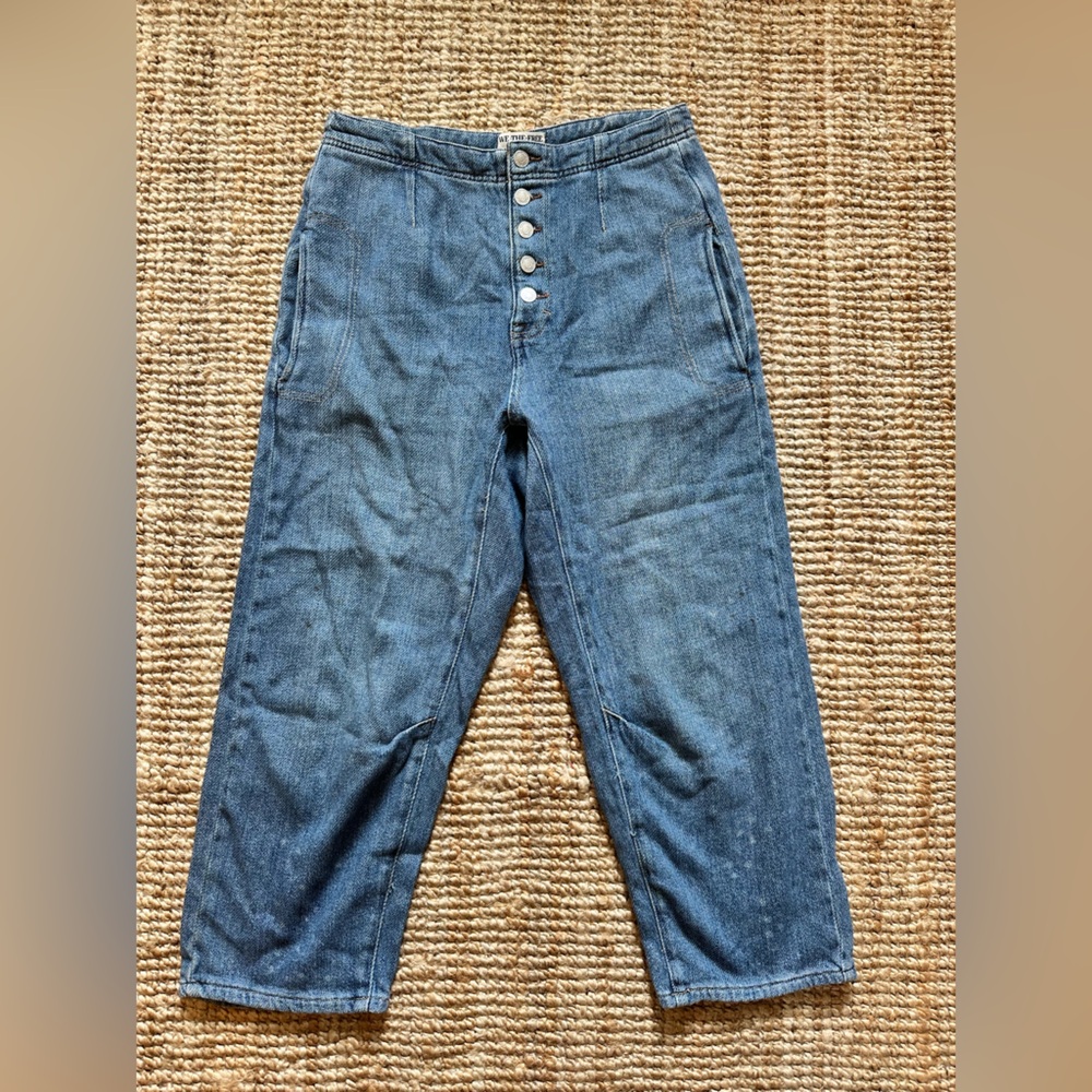 WE THE FREE  barrel jeans size 28